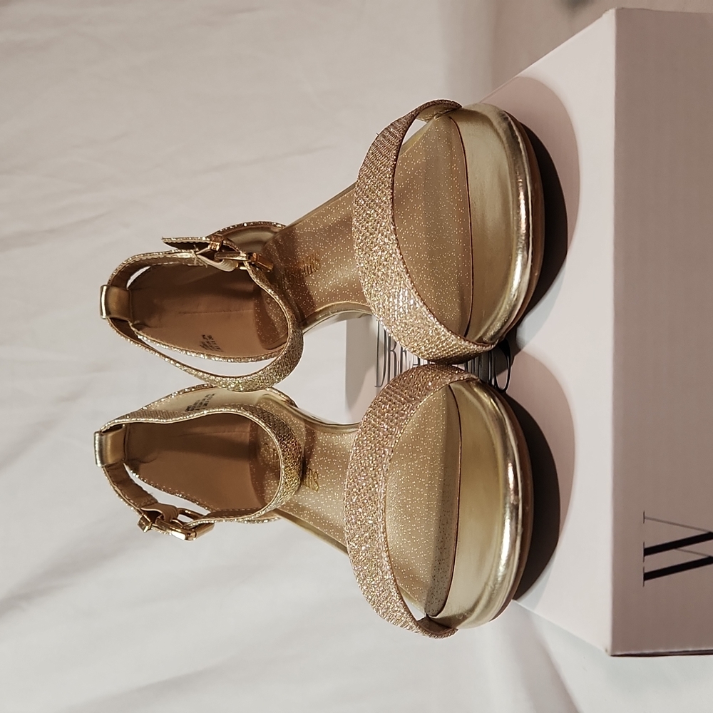 Dreampairs gold wedges size 7.5
